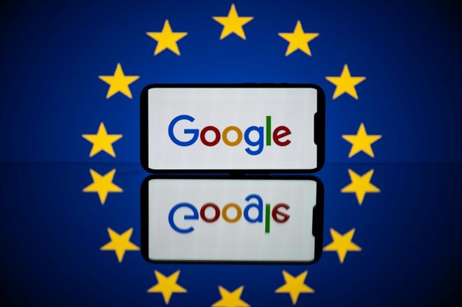 Le logo de Google sur un téléphone devant un drapeau européen. Photo prise le 27 avril 2023 à Toulouse