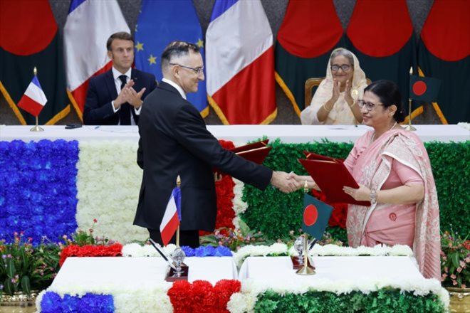 President Emmanuel Macron (l) and Bangladeshi Prime Minister Sheikh Hasina during the signing of bilateral agreements, September 11, 2023 in Dhaka