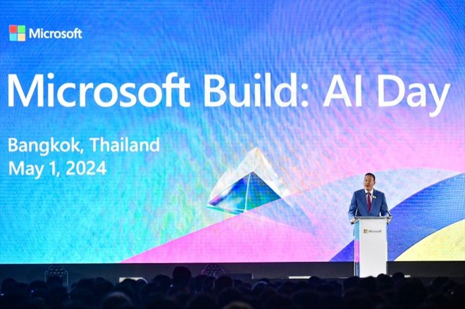 Le Premier ministre thaïlandais Srettha Thavisin (d) lors de l'événement Microsoft Build AI Day à Bangkok, le 1er mai 2024