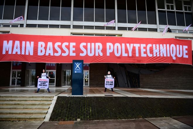 Des militants de l'ONG Greenpeace manifestent le 12 mars 2020 devant l'Ecole Polytechnique à Palaiseau pour protester contre un projet d'implantation d'un centre de recherche de TotalEnergies sur le campus