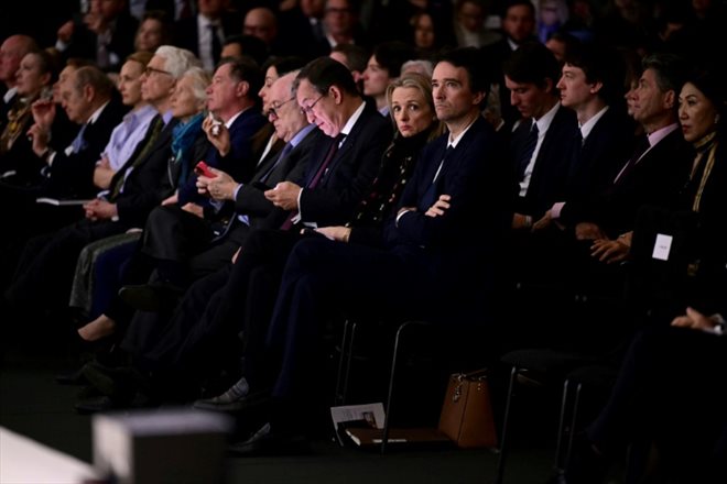 Delphine Arnault (2e d) et Antoine Arnault (d), lors de l'assemblée générale du groupe LVMH à Paris, le 18 avril 2024