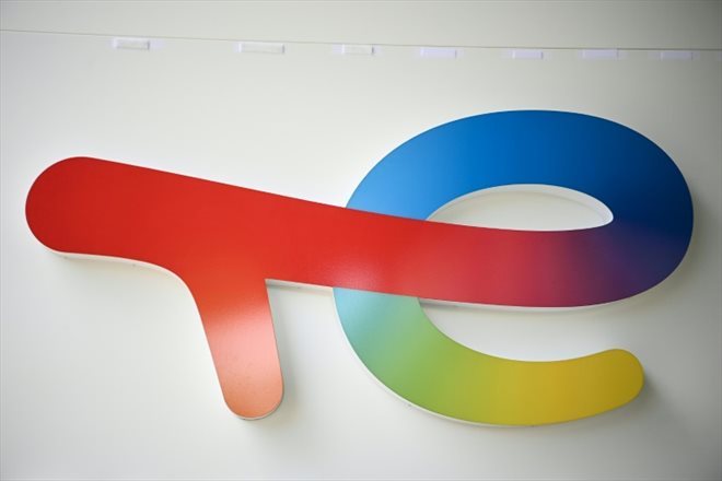 Le logo de TotalEnergies le 28 mai 2021 à La Défense, près de Paris