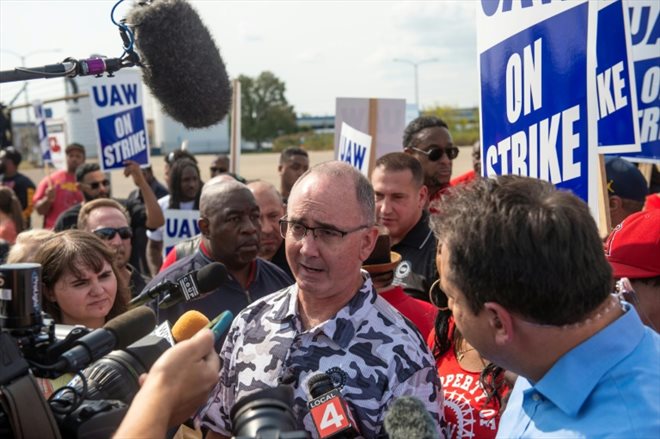 Shawn Fain, président du syndicat UAW, devant un centre de distribution de pièces détachées Stellantis, le 22 septembre 2023 à Center Line, dans le Michigan