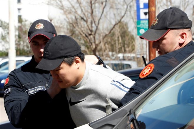 L'entrepreneur Do Kwon (centre) est emmené au tribunal après son arrestation à l'aéroport de Podgorica (Monténégro) le 24 mars 2023