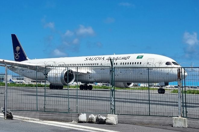 Un Boeing 787 Dreamliner de la compagnie aérienne saoudienne à l'aéroport international de Velana à Malé aux Maldives le 14 juillet 2022