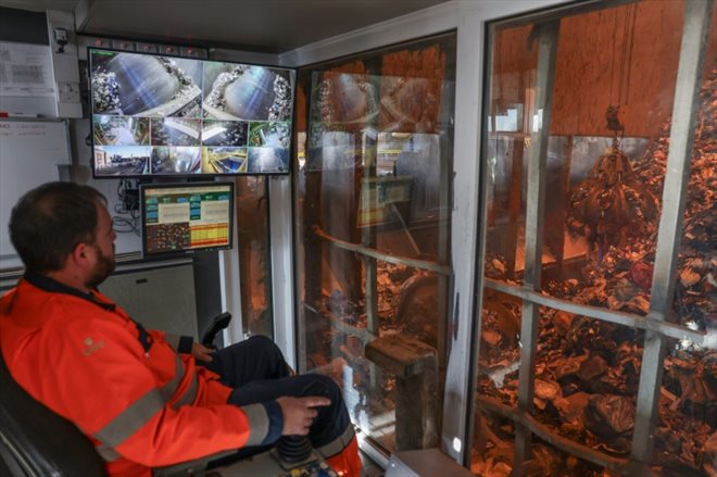 Un opérateur dans une usine de valorisation de déchets, à Londres, le 18 janvier 2024