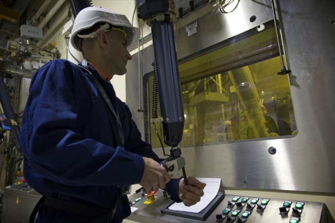Un employé du laboratoire intégré d'expertises de Chinon (Lidec) à la centrale nucléaire de Chinon, le 26 janvier 2023 en Indre-et-Loire