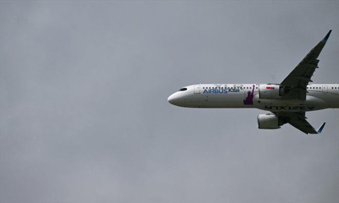 Un Airbus A321-XLR en démonstration au salon aéronautique de Farnborough le 22 juillet 2024