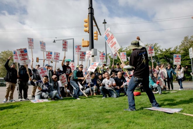 Des employés de Boeing sur un piquet de grève près de l'usine de Renton (nord-ouest), le 16 septembre 2024