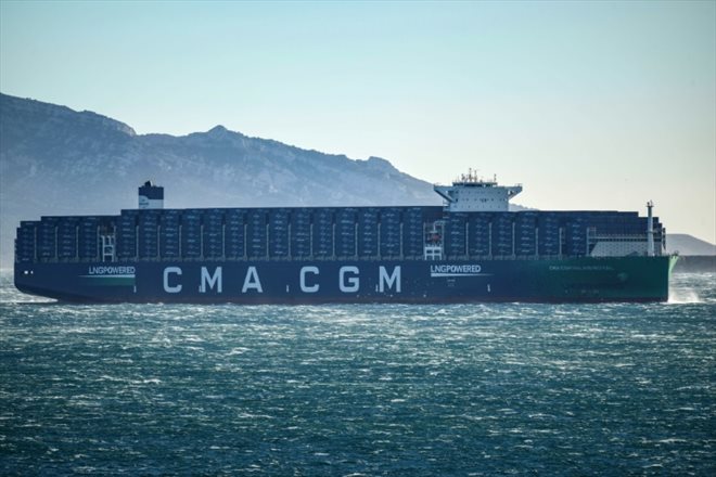 Le porte-conteneurs Palais Royal de la CMA CGM, le plus grand au monde à être propulsé au gaz liquéfié, le 14 décembre 2023 à Marseille