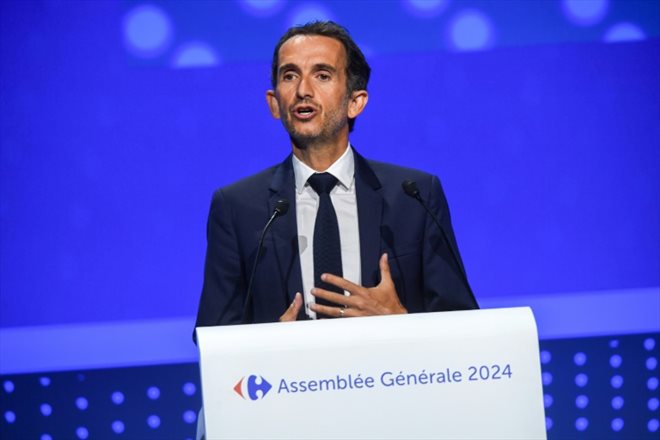 La stratégie du PDG de Carrefour Alexandre Bompard, lors de l'assemblée générale des actioannires du groupe, le 24 mai 2024 à Aubervilliers, près de Paris