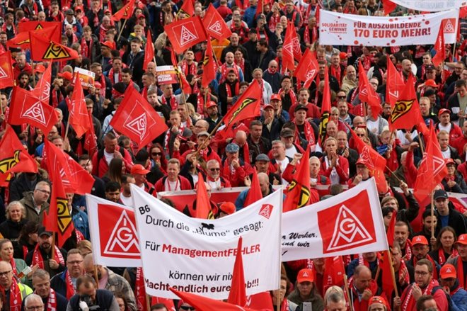 Rassemblement à l'appel du syndicat IG Metall devant le centre de conférence où la direction de Volkswagen et les représentants des salariés négocient, à Hanovre, le 25 septembre 2024