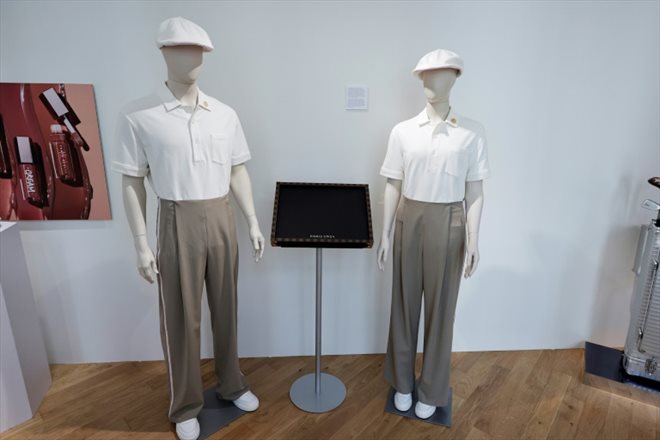 Les uniformes créés par LVMH de ceux qui remettront les médailles des Jeux olympiques 2024 à Paris qui porteront les médailles sur un plateau au design à damier évoquant les motifs Louis Vuitton. Photo prise chez LVMH à Paris le 22 juillet 2024