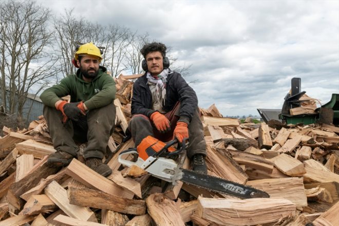 The Afghans Matiullah Mehrabi (g) and Sherbaz Safizada (d) employees of the sawmill of Alain Capella, February 24, 2022 in Aigueperse, in the Puy-de-Dôme