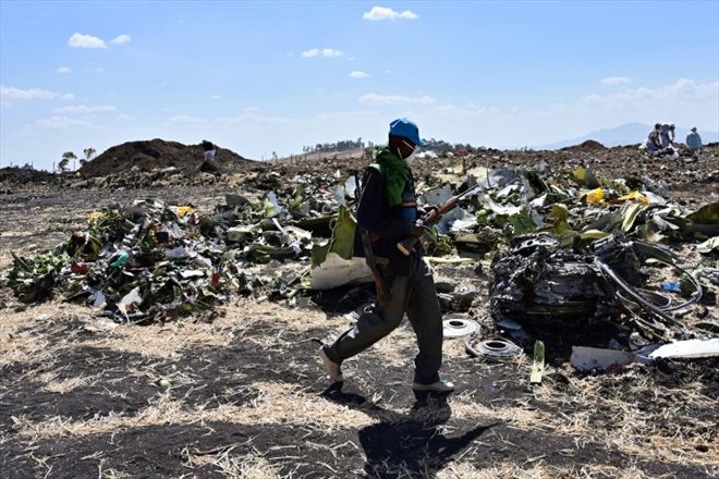 Sur le site du crash d'un Boeing 737 MAX 8 d'Ethiopian Airways, le 16 mars 2019 près de Bishoftu (Ethiopie)