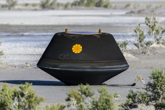 La capsule de la mission Osiris-Rex de la Nasa contenant un échantillon d'astéroïde après son atterrissage dans le désert près de Dugway, le 24 septembre 2023 dans l'Utah