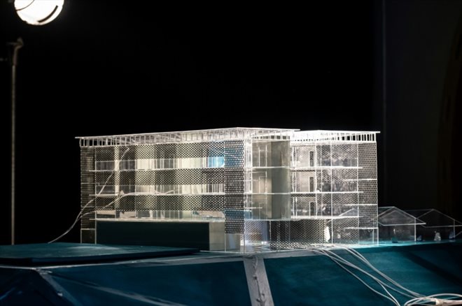 Maquette d'un bâtiment scolaire à Mayotte de l'agence d'architecture S&AA à Strasbourg qui fait de l'objet de test dans le laboratoire aérodynamique Eiffel à Paris pour mettre en œuvre une ventilation naturelle. Photo prise le 5 janvier 2024