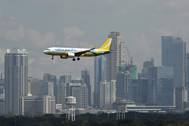 Un Airbus A320 de la compagnie aérienne Cebu Pacific se prépare à atterrir à l'aéroport international Ninoy Aquino de Manille. Photo prise le 19 août 2023