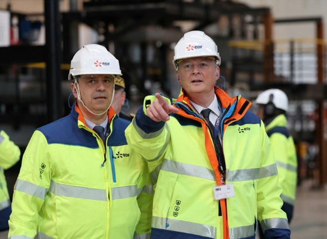 Le ministre de l'Economie Bruno Le Maire (d) et le PDG d'EDF, Luc Rémont, lors d'une visite à la centrale nucléaire de Gravelines, le 15 janvier 2024 dans le Nord