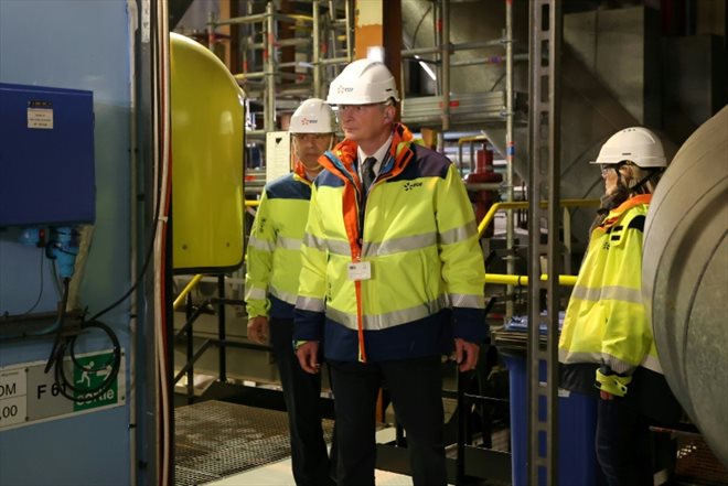 Le ministre de l'Economie Bruno Le Maire (c), lors d'une visite à la centrale nucléaire de Gravelines, le 15 janvier 2024 dans le Nord