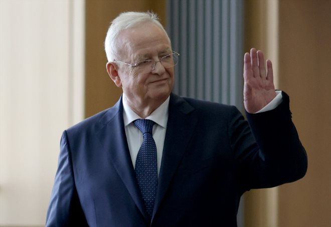 L'ancien PDG de Volkswagen, Martin Winterkorn, à son arrivée pour son procès au tribunal de Brunswick, dans le nord de l'Allemagne, le 3 septembre 2024
