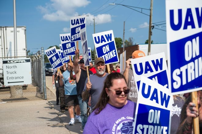 Des membres du syndicat UAW manifestent devant un centre de distribution de pièces détachées Stellantis, le 22 septembre 2023 à Center Line, dans le Michigan