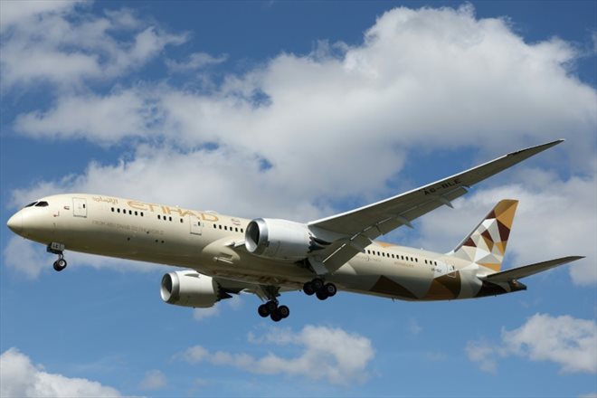 Un Boeing 787 Dreamliner d'Emirates atterrit à l'aéroport d'Heathrow à Londres le 29 avril 2024