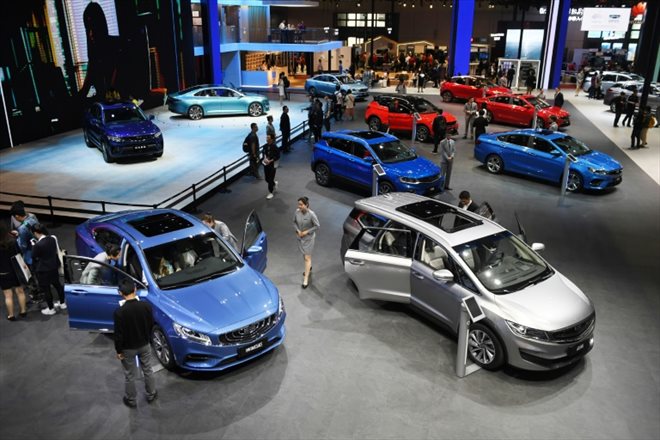 Des voitures Geely exposées au salon de l'automobile de Shanghai, le 17 avril 2019