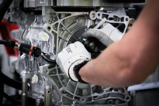 Un salarié à son poste de travail dans l'atelier de moteurs électriques de l'usine Renault à Cléon, près de Rouen, le 5 juillet 2022.
