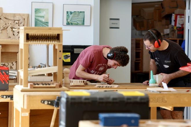 Des apprentis travaillent sur la maquette d'un orgue au Centre de formation de la facture d'orgue à Eschau, dans l'est de la France, le 5 septembre 2023