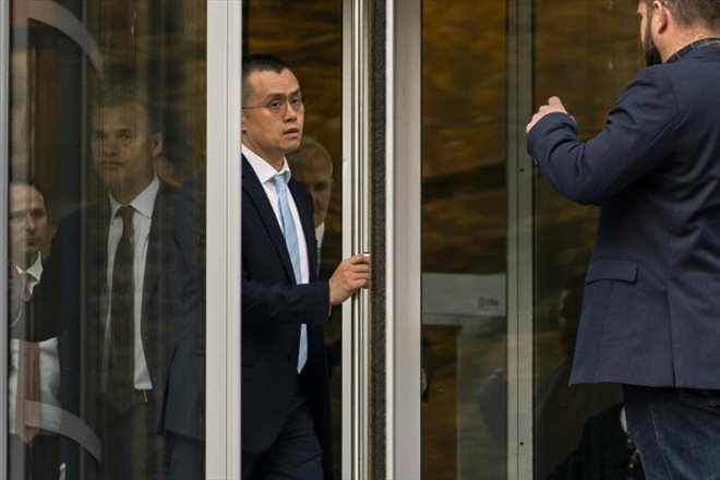 L'ancien patron de Binance Changpeng Zhao quittant le tribunal de Seattle, aux Etats-Unis, le 21 novembre 2023