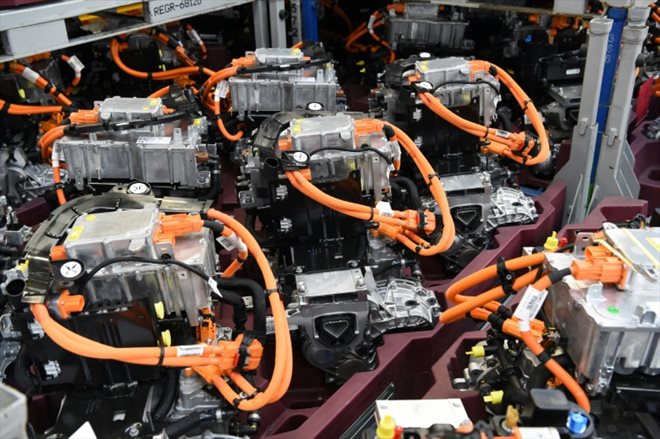 Des moteurs électriques sur une chaîne de montage de l'usine du constructeur automobile Stellantis à Tremery, en Moselle, dans l'est de la France, le 27 janvier 2022