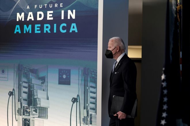 Joe Biden à Washington le 8 février 2022, à l'occasion d'un événement annonçant entre autres la création d'une usine de stations de chargement pour les véhicules électriques dans le Tennessee