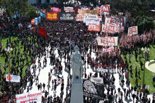Des manifestants se rassemblent sur la place de Mai à Buenos Aires pour protester contre la politique d'austérité du président Javier Milei, le 20 décembre 2023