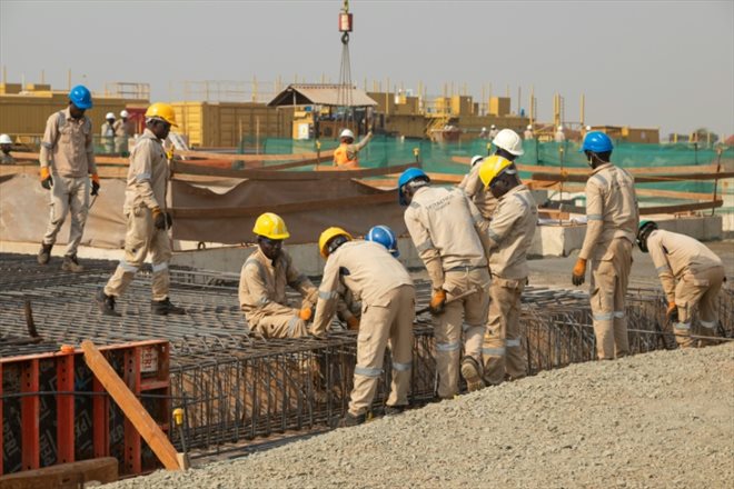Des employés de TotalEnergies sur le chantier de construction d'une plate-forme de puits dans le parc national de Murchison Falls, le 22 février 2023 dans l'ouest de l'Ouganda