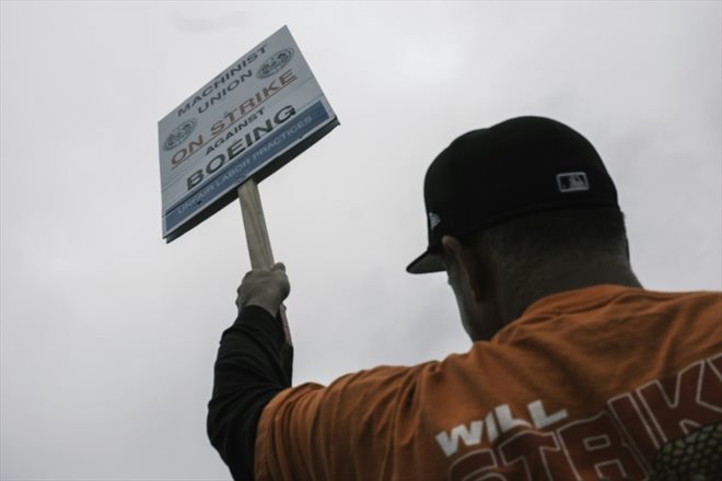 Un employé gréviste de Boeing devant un site de l'avionneur à Portland, le 19 septembre 2024 dans l'Oregon