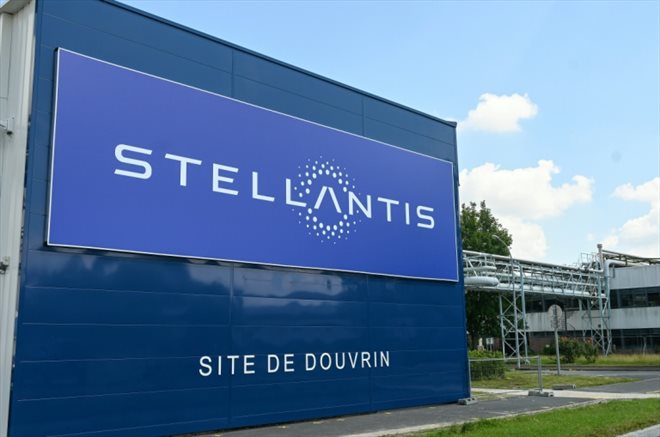 L'entrée de l'usine Stellantis de Douvrin, dans le nord de la France, le 2 juillet 2021