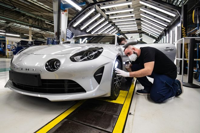 Dans l'usine du groupe Renault à Dieppe, en Seine-Maritime, le 28 janvier 2022