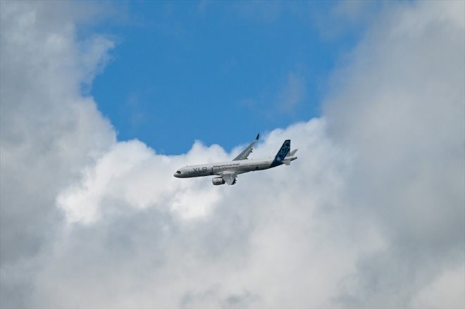 Un Airbus A321-XLR en démonstration au salon de Farnborough, le 22 juillet 2024