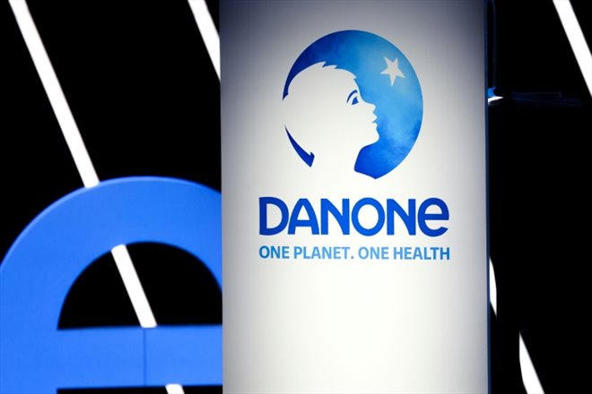 Le logo de Danone lors d'une assemblée générale du groupe le 25 avril 2024, à Paris