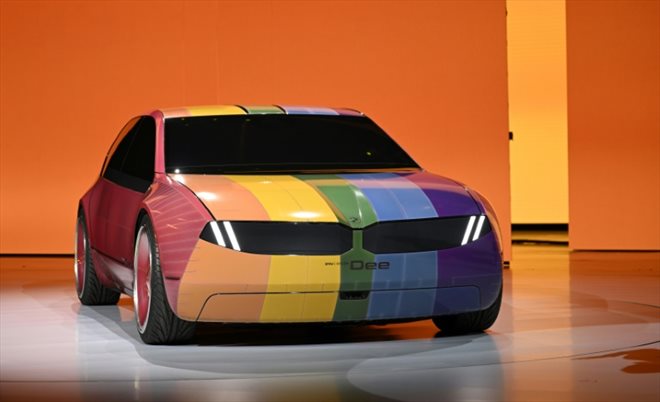 La BMW i Vision Dee peut changer de couleur à la demande