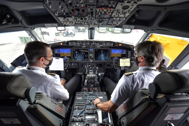 Le cockpit d'un Boeing 737 MAX de la compagnie Gol sur le tarmac de l'aéroport Guarulhos à Sao Paulo, le 9 décembre 2020