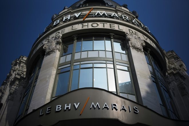 Le groupe Galeries Lafayette cède définitivement le Bazar de l'Hôtel de Ville (BHV) de Paris à la petite foncière d'origine lyonnaise Société des Grands Magasins (SGM)