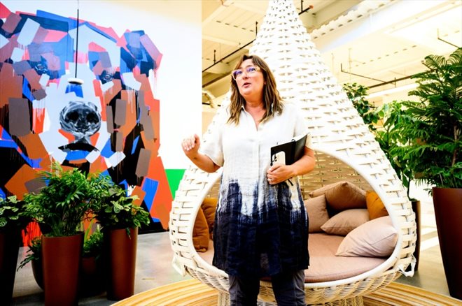 Michelle Kaufmann, directrice de la recherche et développement pour les bureaux, lors d'une visite du nouveau campus de Google, le 27 juin 2022 à Moutain View, en Californie