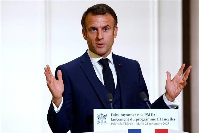 Le président Emmanuel Macron lors d'une réunion avec des dirigeants de PME, des membres de fédérations professionnelles et des élus locaux pour lancer le nouveau programme ETIncelles, le 21 novembre 2023 à l'Elysée, à Paris