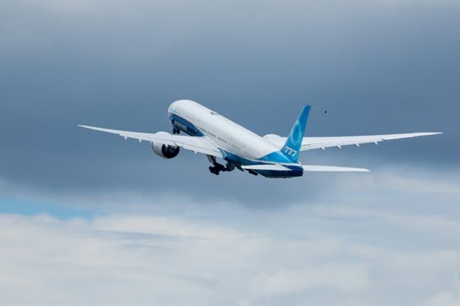 Un 777-9 servant aux essais de certification décolle de l'usine de Boeing, à Everett (nord-ouest) le 26 juin 2024