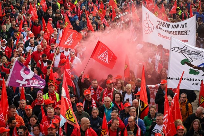 Rassemblement à l'appel du syndicat IG Metall devant le centre de conférence où la direction de Volkswagen et les représentants des salariés négocient, à Hanovre, le 25 septembre 2024