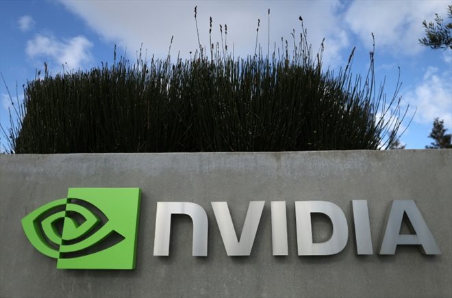 Le géant des processeurs Nvidia a dépassé mardi à l'ouverture de la Bourse de New York la barre des mille milliards de dollars de capitalisation boursière, porté par le boom de l'intelligence artificielle (IA)