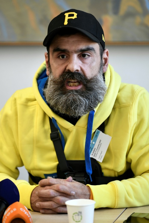 La figure des gilets jaunes Jérôme Rodrigues en conférence de presse à Paris, le 17 novembre 2022