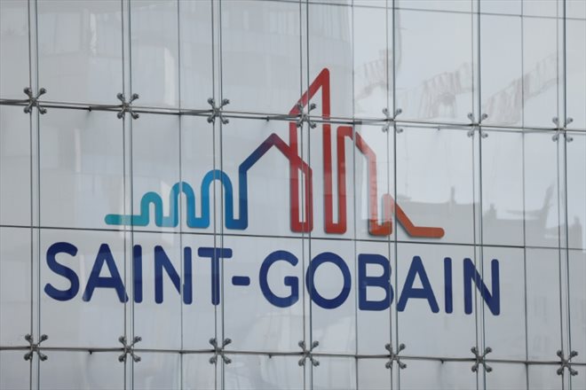 Le logo du groupe de matériaux Saint Gobain sur la façade du siège social du groupe dans le quartier de la Défense près de Paris, photographié le 14 septembre 2023